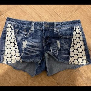 Size 3 cute jean shorts with subtle white flower stitching on the side.